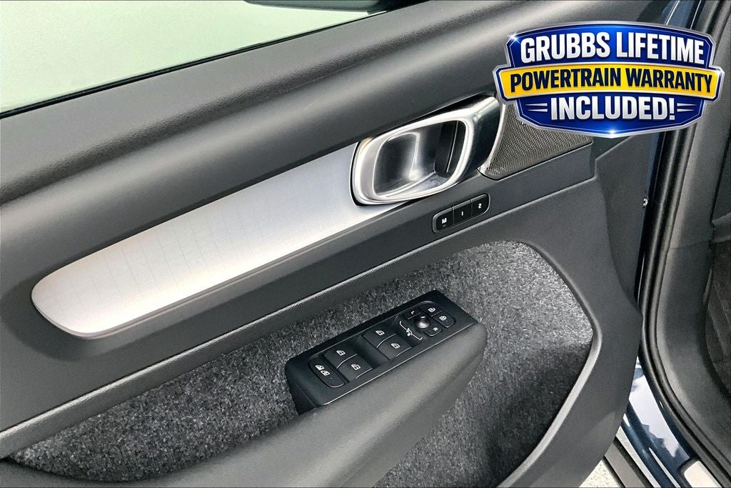2026 Volvo XC40 B5 Ultra Black Edition