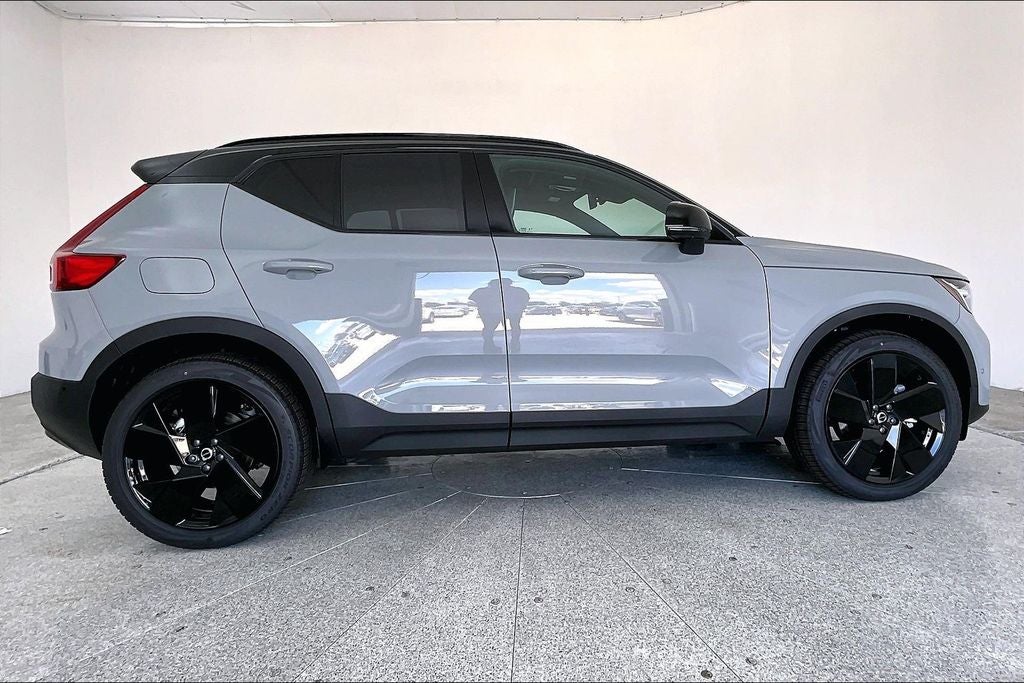 2026 Volvo XC40 B5 Ultra Black Edition
