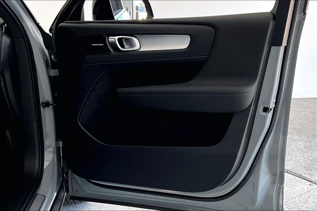 2026 Volvo XC40 B5 Ultra Black Edition