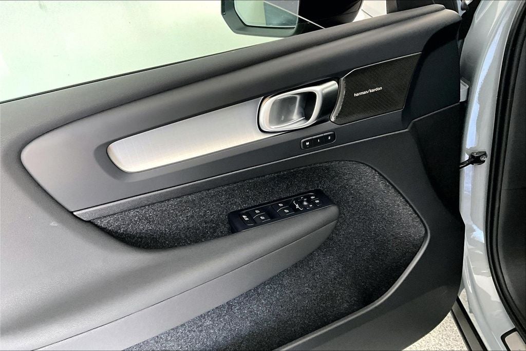 2026 Volvo XC40 B5 Ultra Black Edition