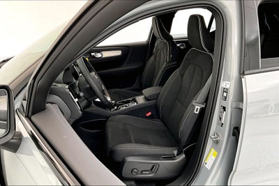 2026 Volvo XC40 B5 Ultra Black Edition