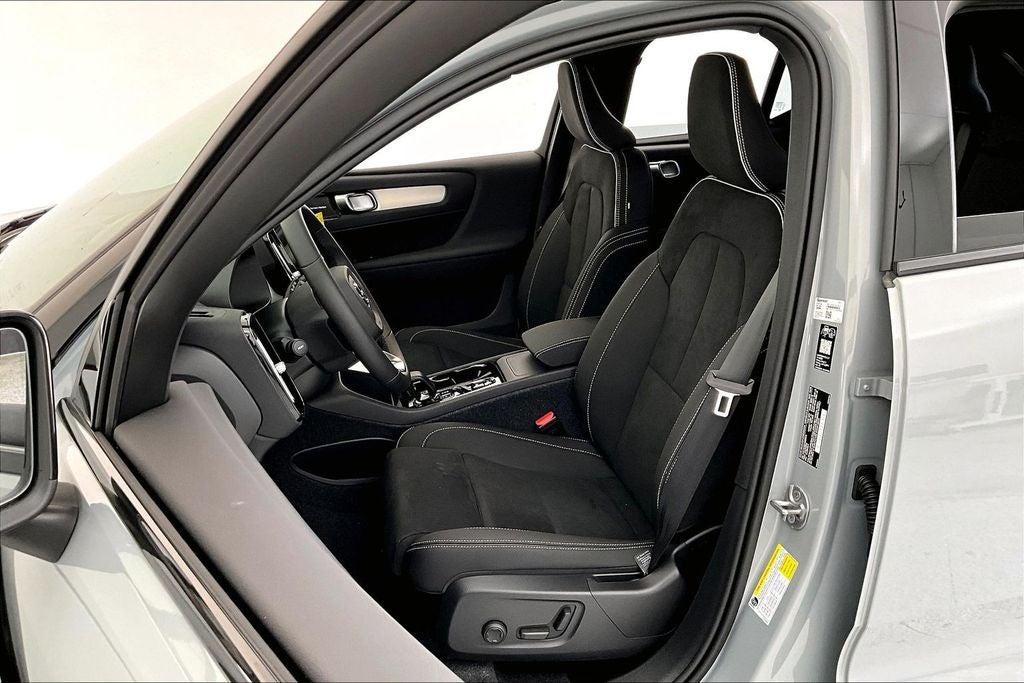 2026 Volvo XC40 B5 Ultra Black Edition
