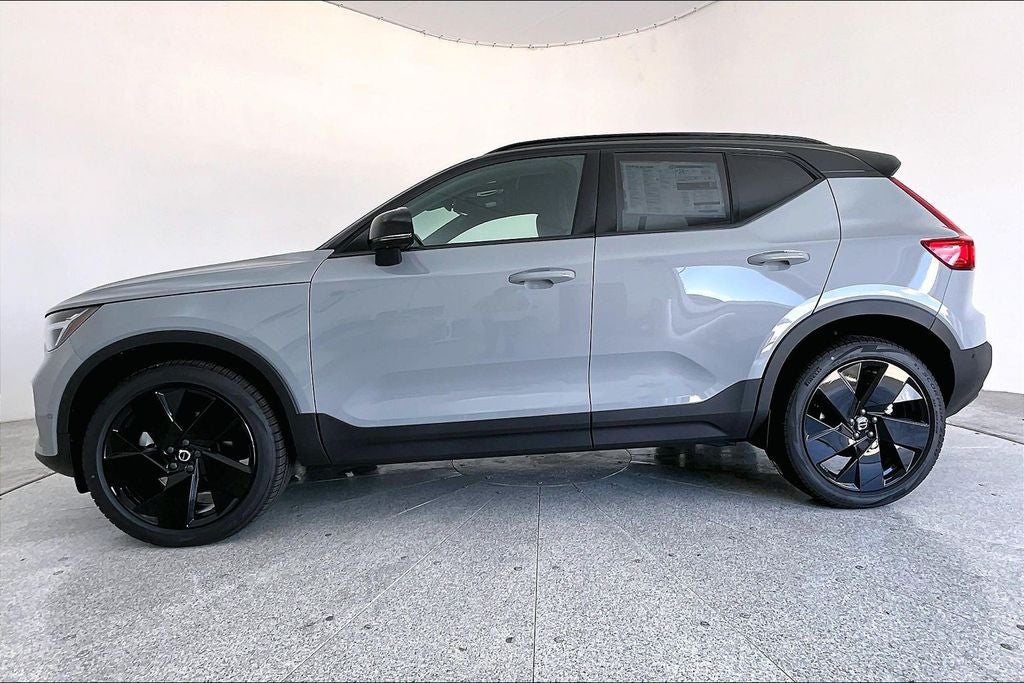 2026 Volvo XC40 B5 Ultra Black Edition
