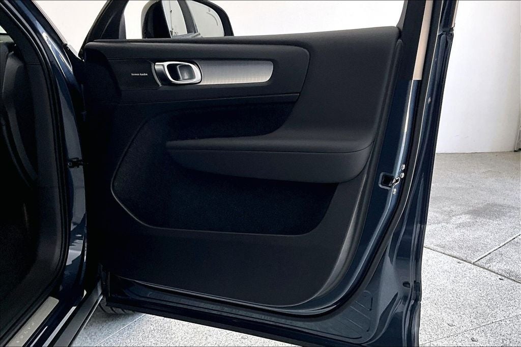2026 Volvo XC40 B5 Ultra Black Edition