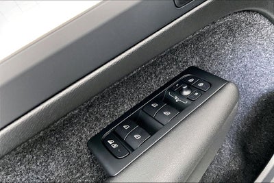 2026 Volvo XC40 B5 Ultra Black Edition