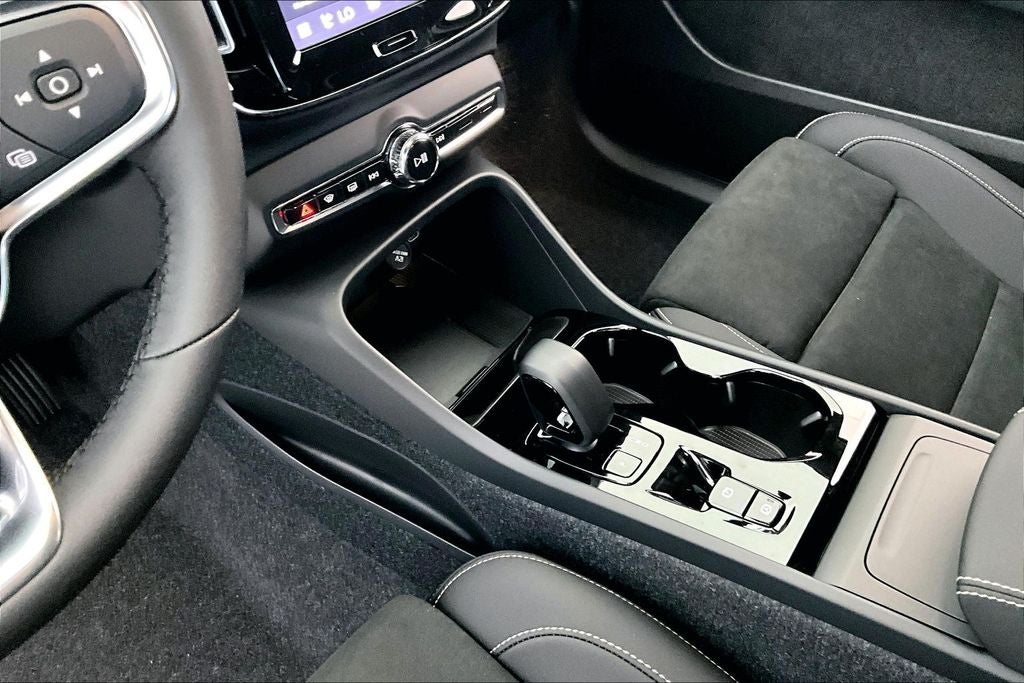 2026 Volvo XC40 B5 Ultra Black Edition