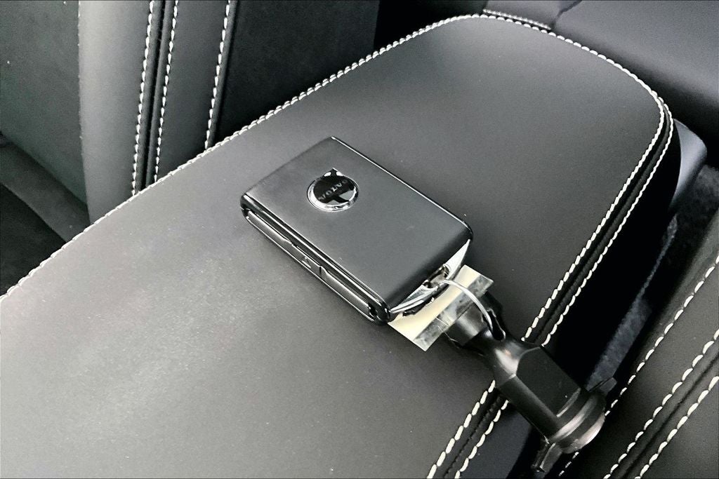 2026 Volvo XC40 B5 Ultra Black Edition