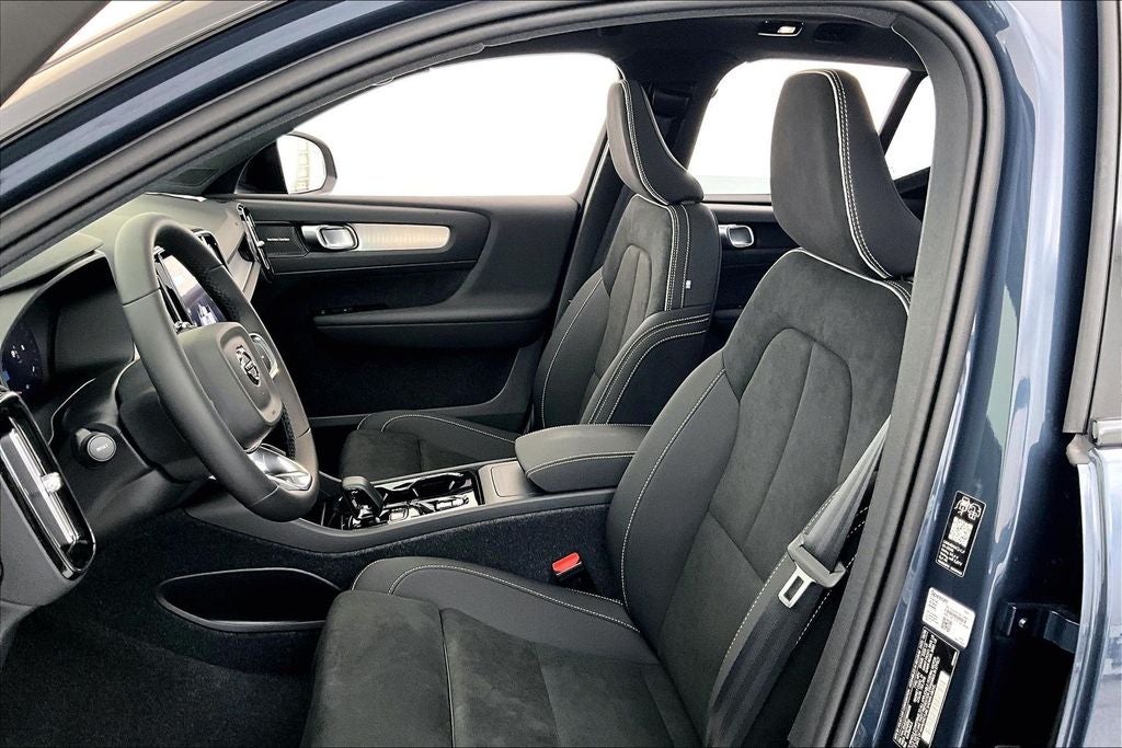 2026 Volvo XC40 B5 Ultra Black Edition
