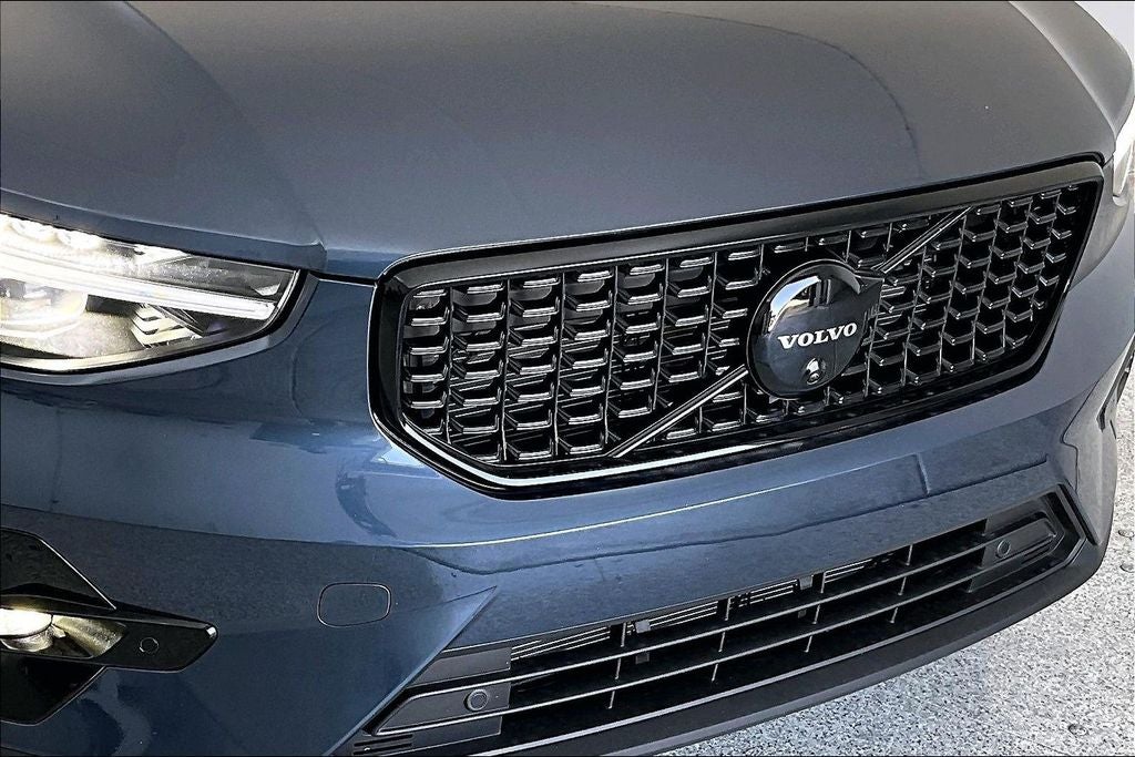 2026 Volvo XC40 B5 Ultra Black Edition