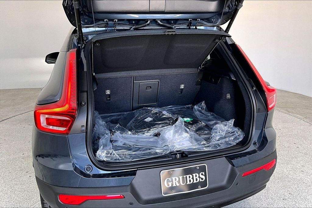 2026 Volvo XC40 B5 Ultra Black Edition
