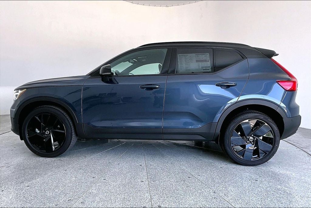 2026 Volvo XC40 B5 Ultra Black Edition
