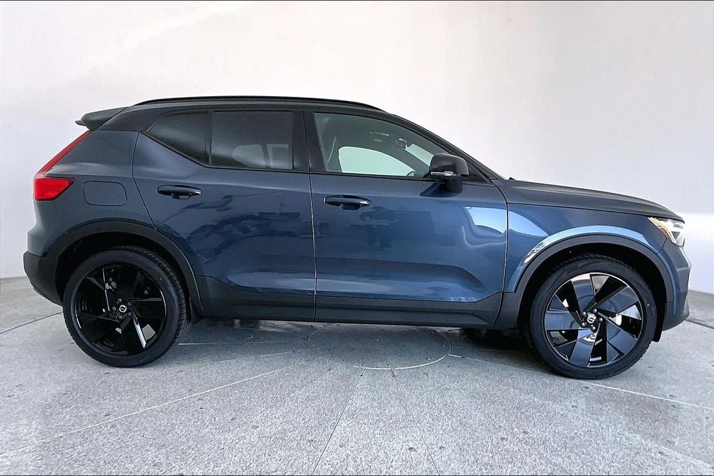 2026 Volvo XC40 B5 Ultra Black Edition