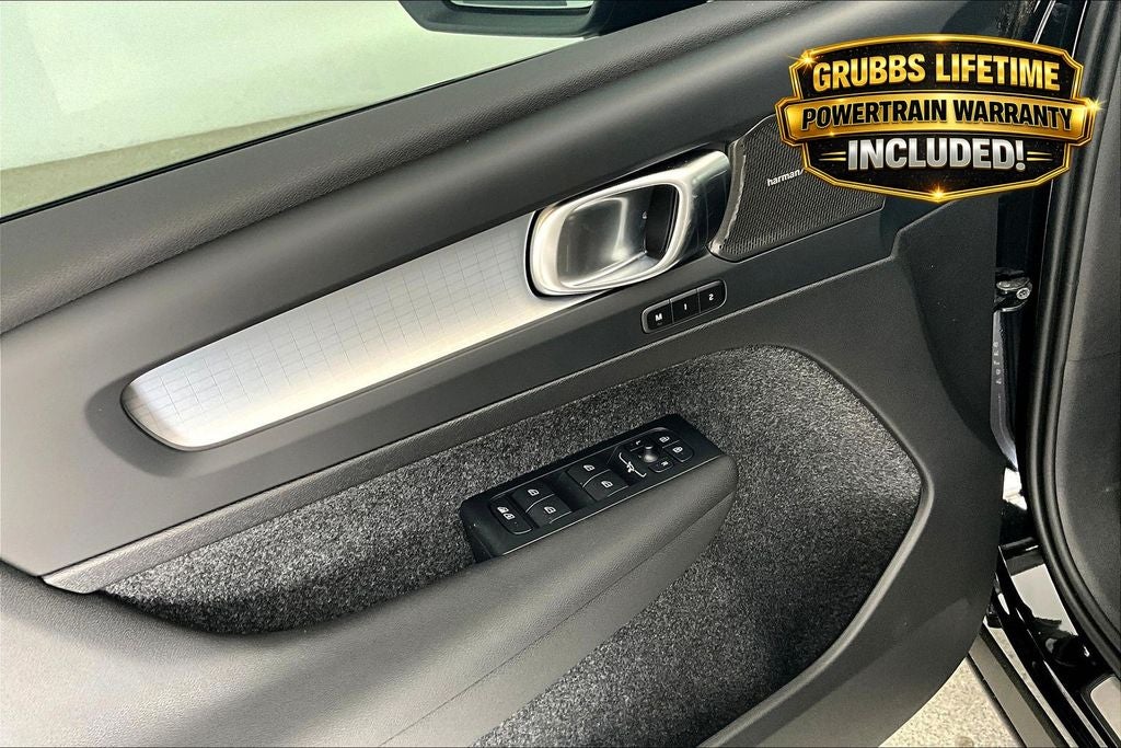 2026 Volvo XC40 B5 Ultra Black Edition