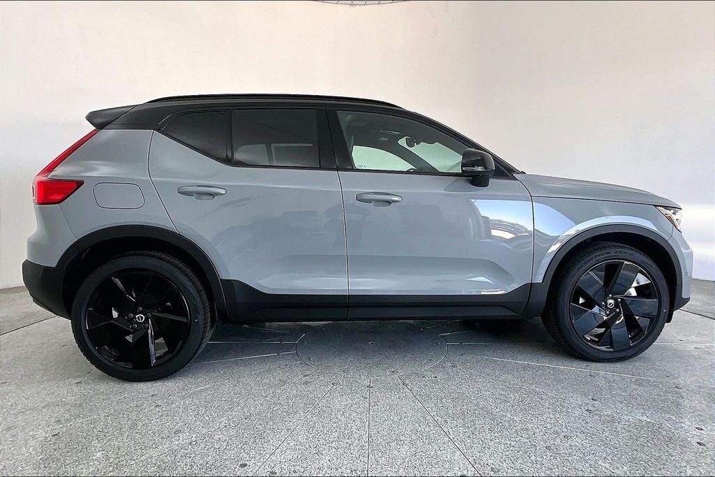2026 Volvo XC40 B5 Ultra Black Edition