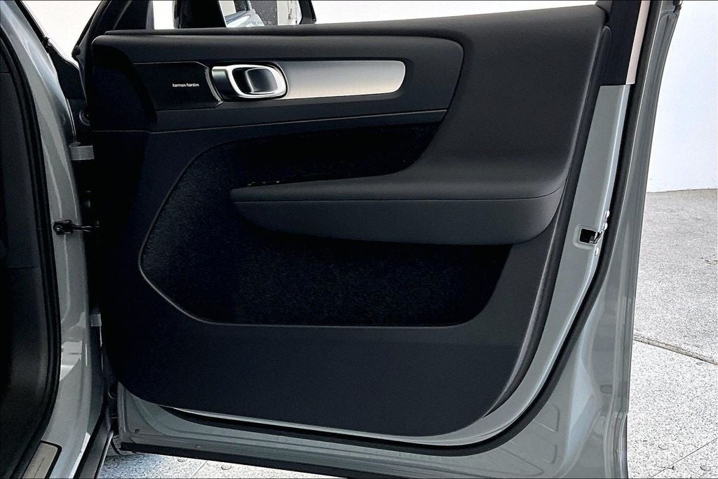 2026 Volvo XC40 B5 Ultra Black Edition