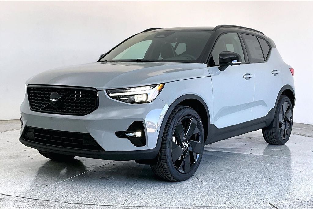 2026 Volvo XC40 B5 Ultra Black Edition