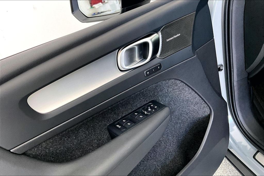 2026 Volvo XC40 B5 Ultra Black Edition