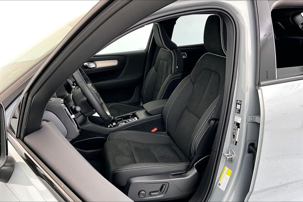 2026 Volvo XC40 B5 Ultra Black Edition