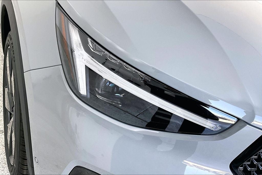 2026 Volvo XC40 B5 Ultra Black Edition
