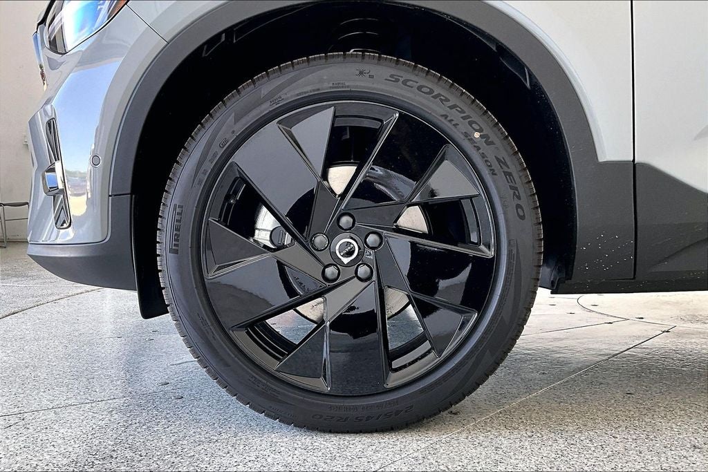 2026 Volvo XC40 B5 Ultra Black Edition