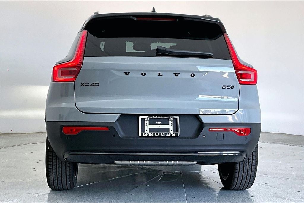 2026 Volvo XC40 B5 Ultra Black Edition