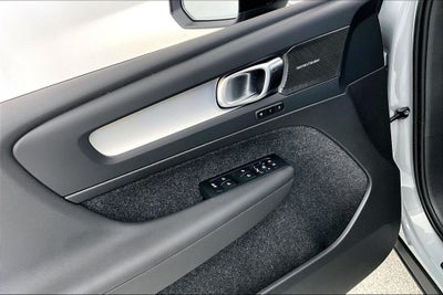 2026 Volvo XC40 B5 Ultra Black Edition