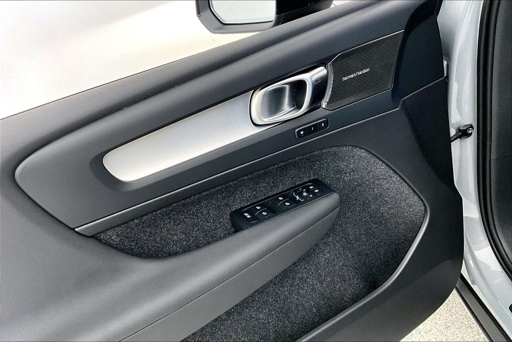 2026 Volvo XC40 B5 Ultra Black Edition