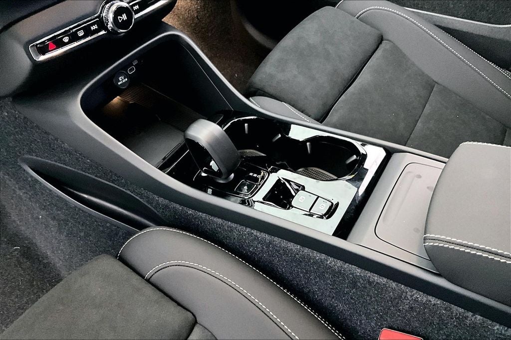 2026 Volvo XC40 B5 Ultra Black Edition
