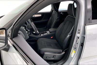 2026 Volvo XC40 B5 Ultra Black Edition
