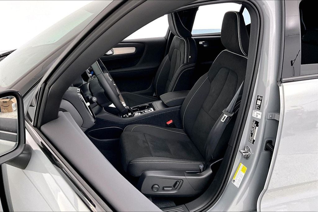 2026 Volvo XC40 B5 Ultra Black Edition