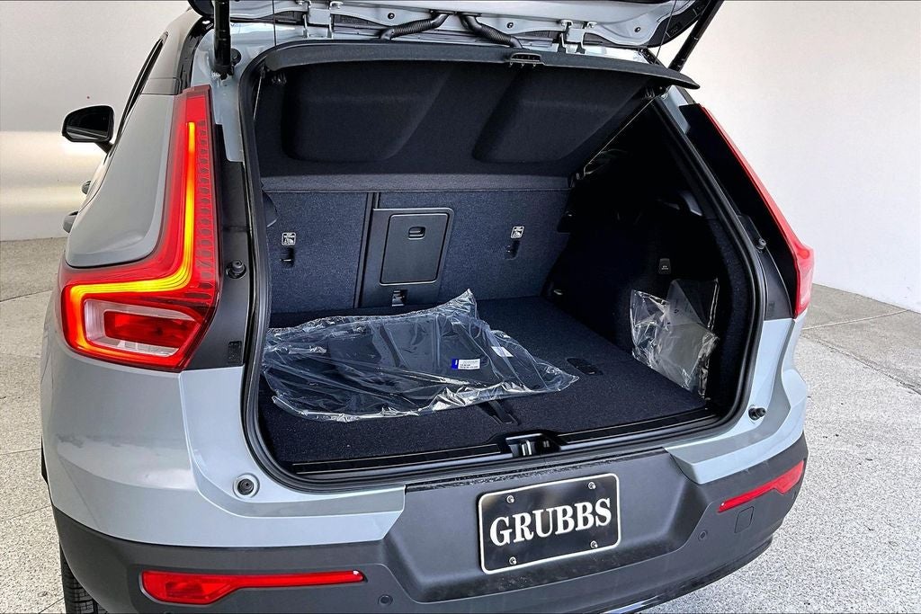 2026 Volvo XC40 B5 Ultra Black Edition