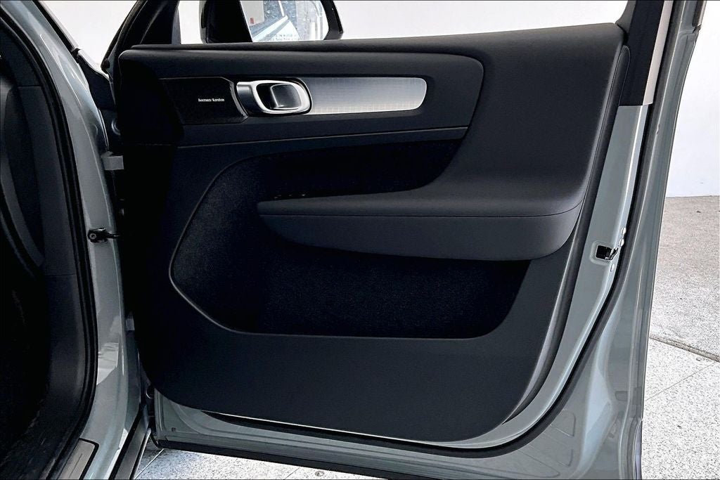 2026 Volvo XC40 B5 Ultra Black Edition