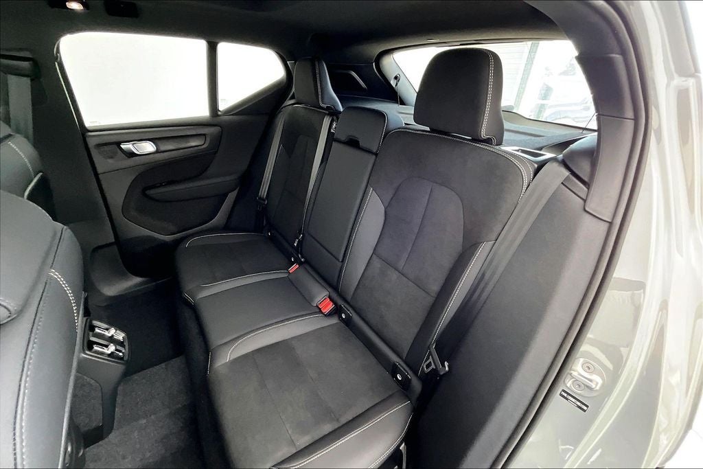 2026 Volvo XC40 B5 Ultra Black Edition