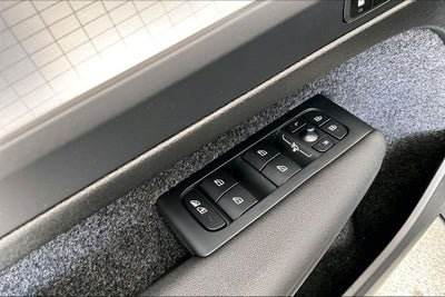 2026 Volvo XC40 B5 Ultra Black Edition
