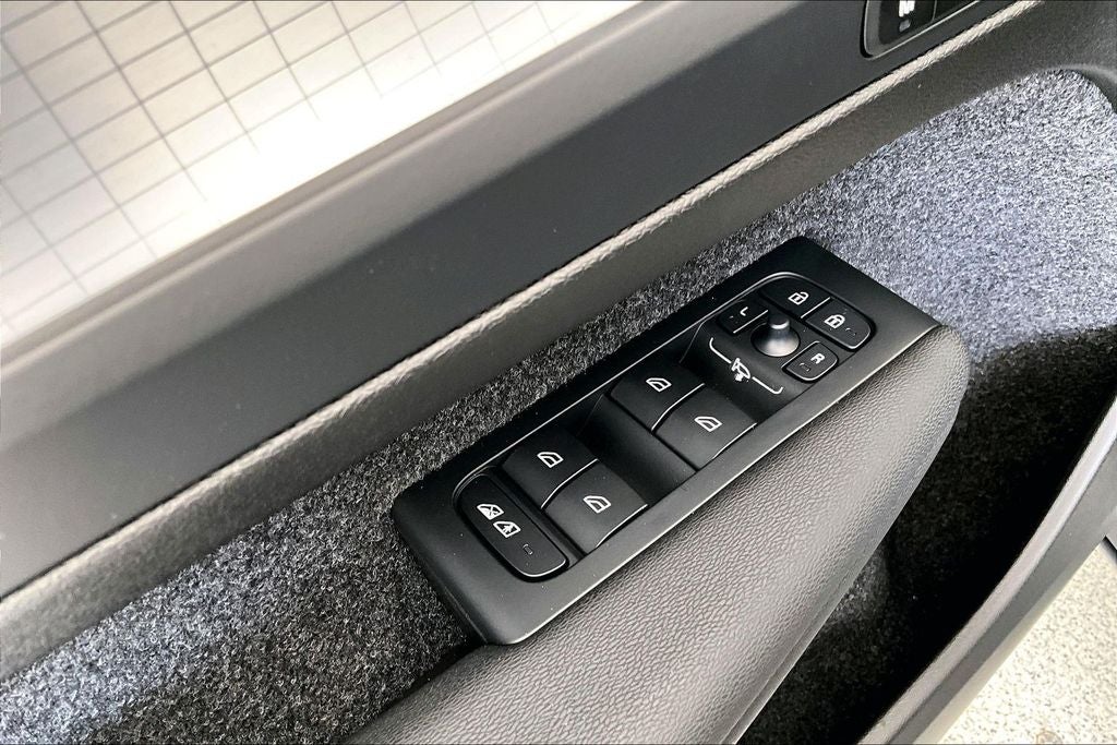 2026 Volvo XC40 B5 Ultra Black Edition