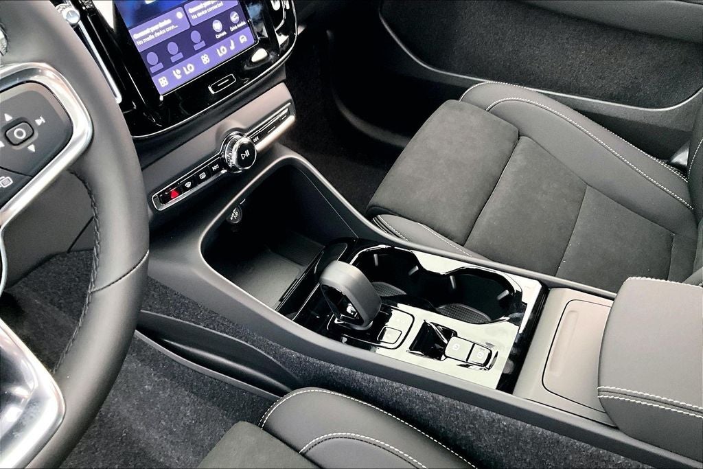 2026 Volvo XC40 B5 Ultra Black Edition
