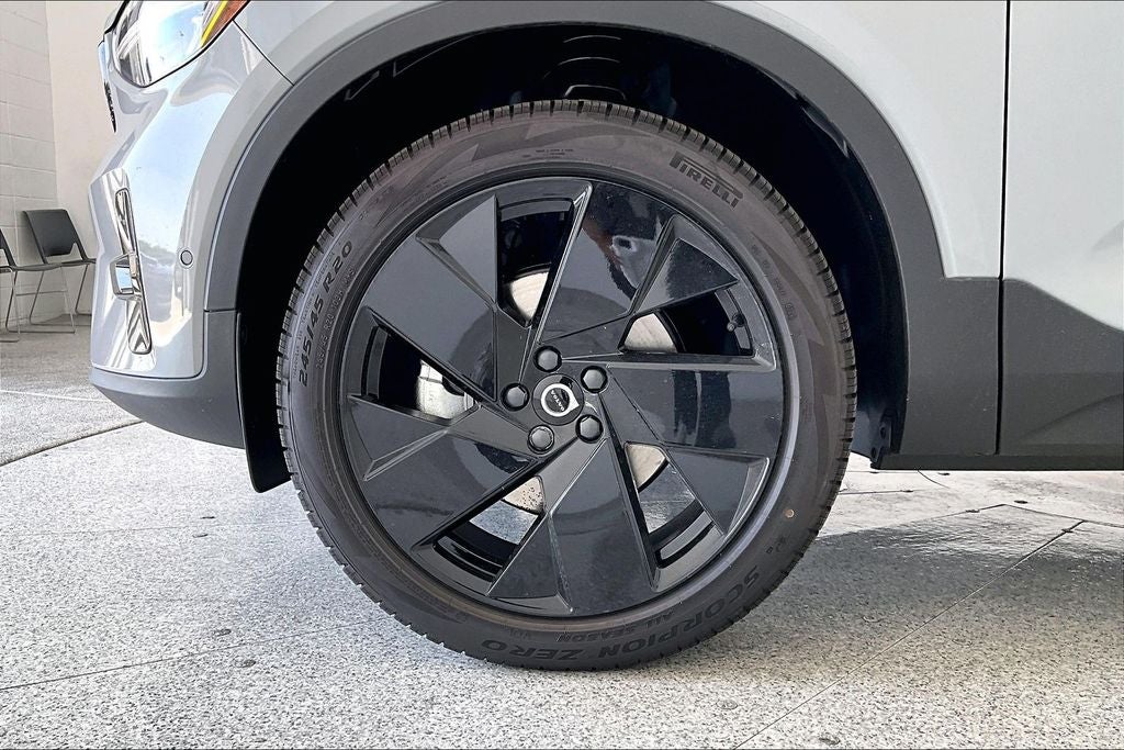 2026 Volvo XC40 B5 Ultra Black Edition
