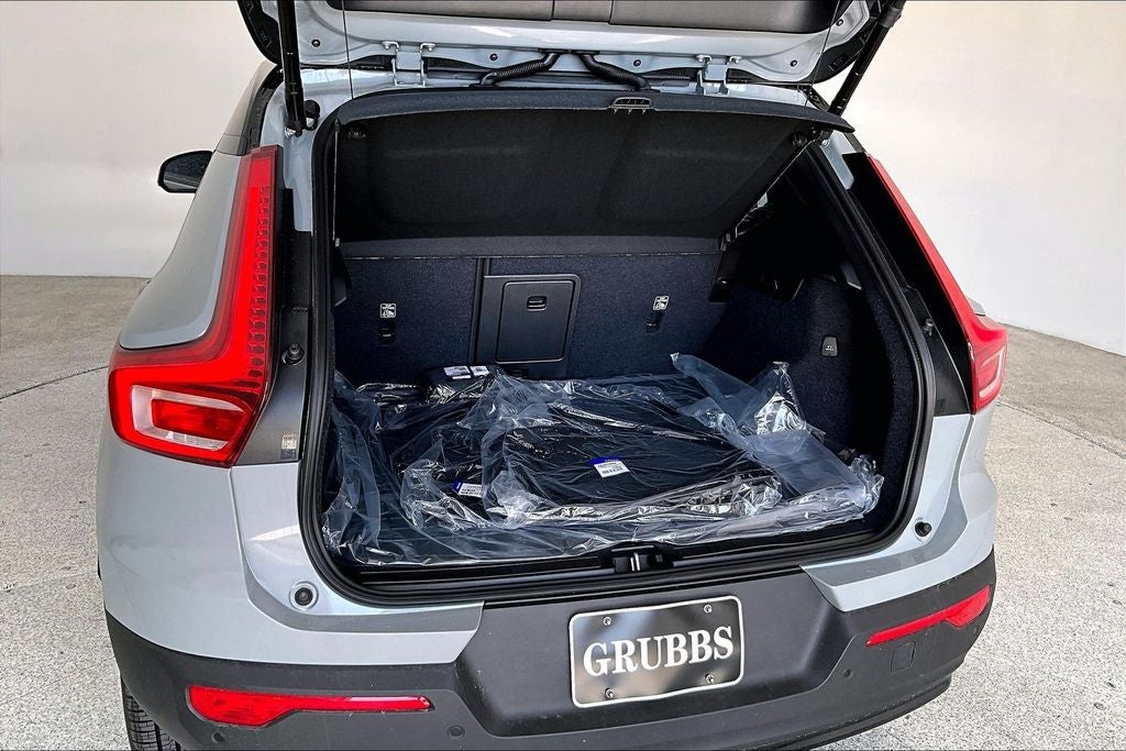 2026 Volvo XC40 B5 Ultra Black Edition