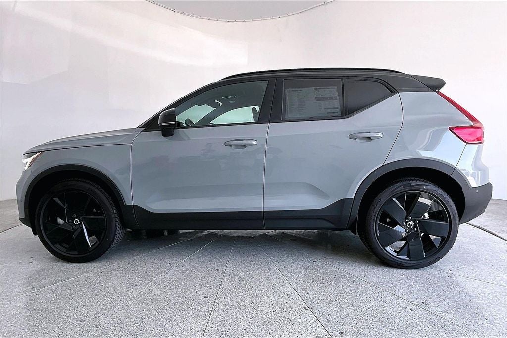 2026 Volvo XC40 B5 Ultra Black Edition