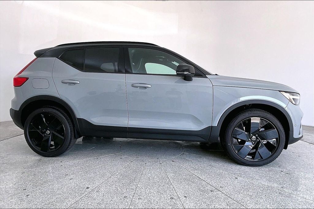 2026 Volvo XC40 B5 Ultra Black Edition