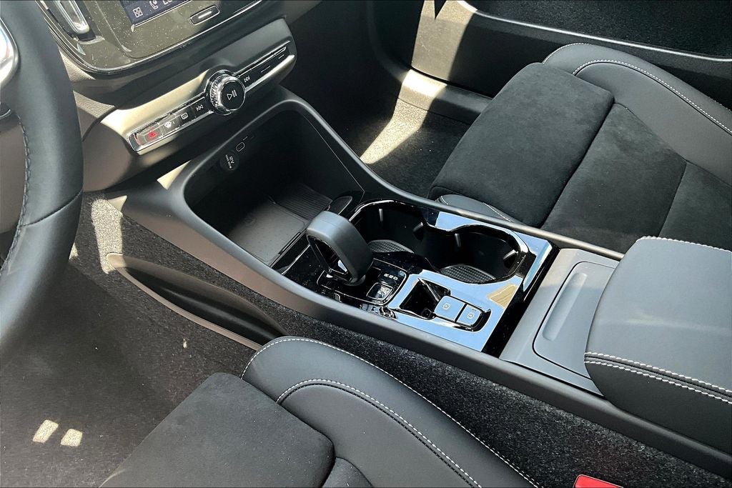 2026 Volvo XC40 B5 Ultra Black Edition