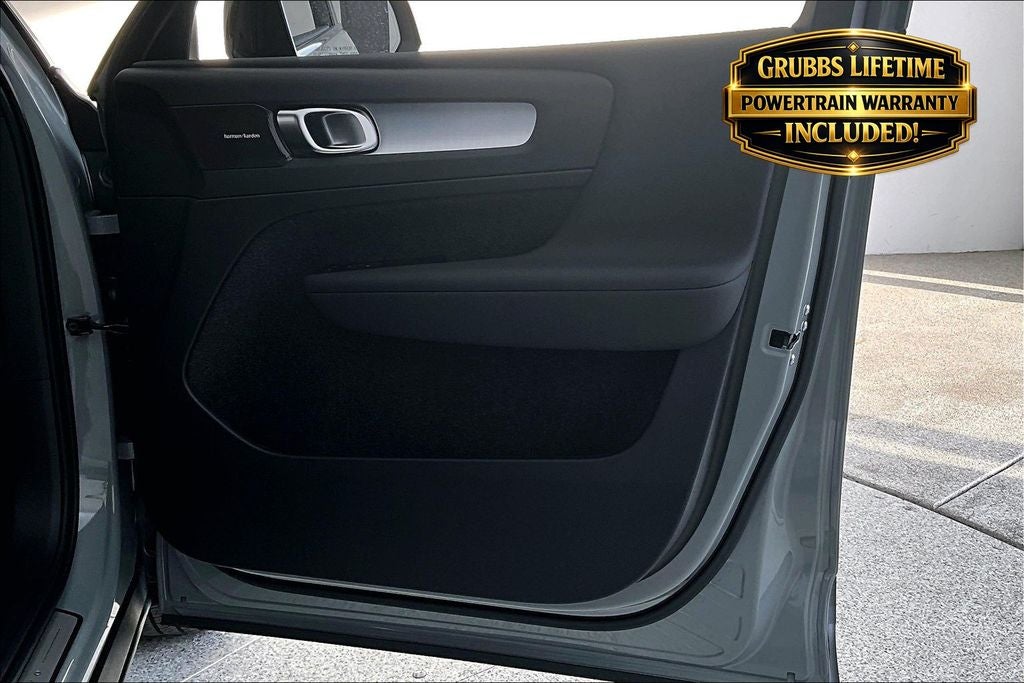 2026 Volvo XC40 B5 Ultra Black Edition