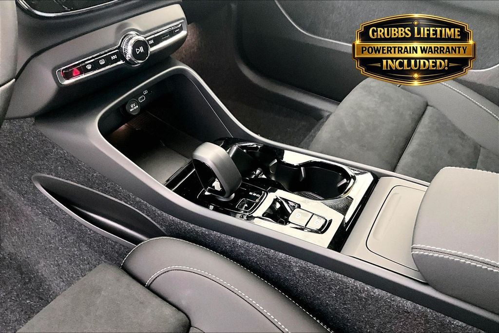 2026 Volvo XC40 B5 Ultra Black Edition