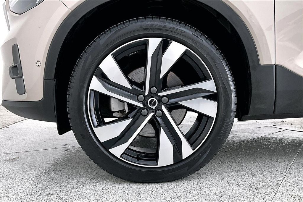 2023 Volvo XC40 B5 Plus Bright Theme