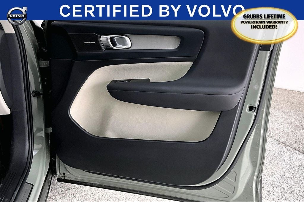 2024 Volvo XC40 B5 Plus Bright Theme
