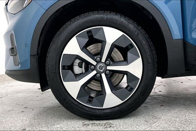 2025 Volvo XC40 B5 Plus Bright Theme