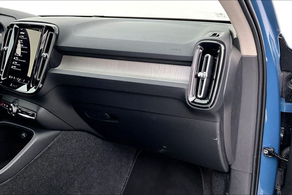 2025 Volvo XC40 B5 Plus Bright Theme