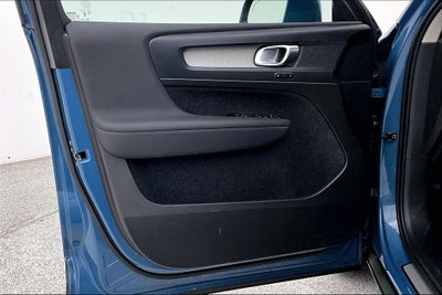 2025 Volvo XC40 B5 Plus Bright Theme