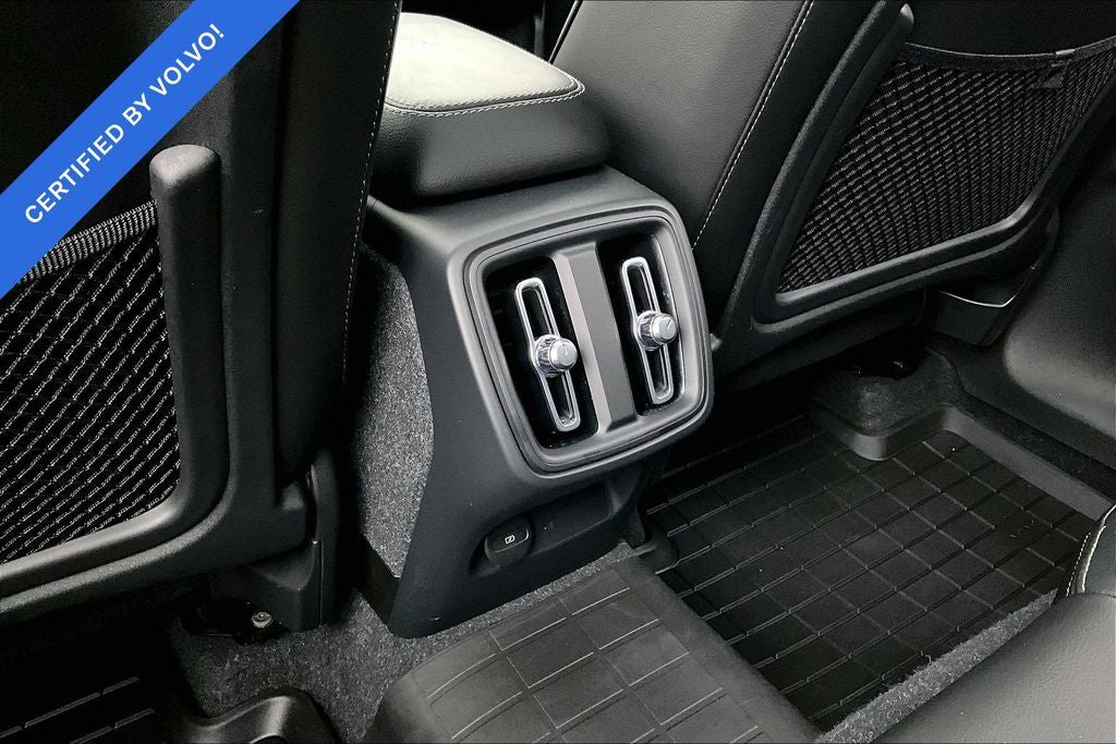 2023 Volvo XC40 B5 Plus Bright Theme