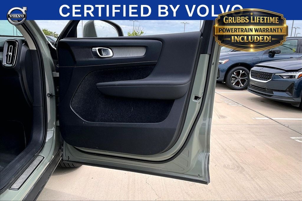 2025 Volvo XC40 B5 Plus Bright Theme
